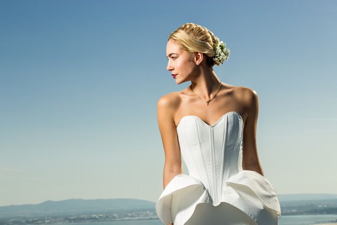 A mistura perfeita entre contemporâneo e clássico. Este look conjuga na perfeição a jovialidade de uma trança, com o bun, um elemento clássico e intemporal, que pode ser adornado com flores.