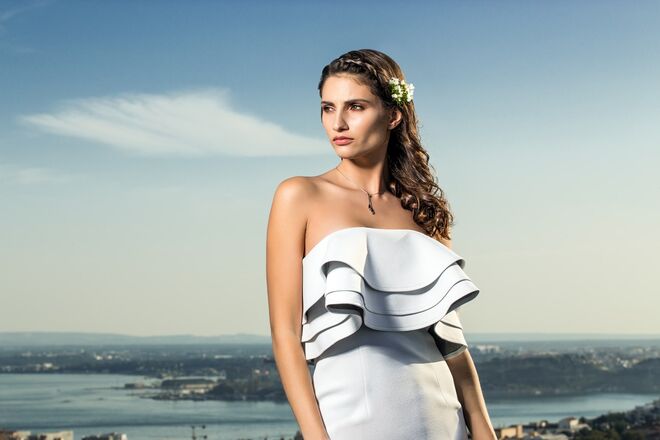 Um semi-apanhado assimétrico, com uma trança a enquadrar o rosto. É um look que se adapta facilmente a vários vestidos, desde o mais estruturado ao mais descontraído.