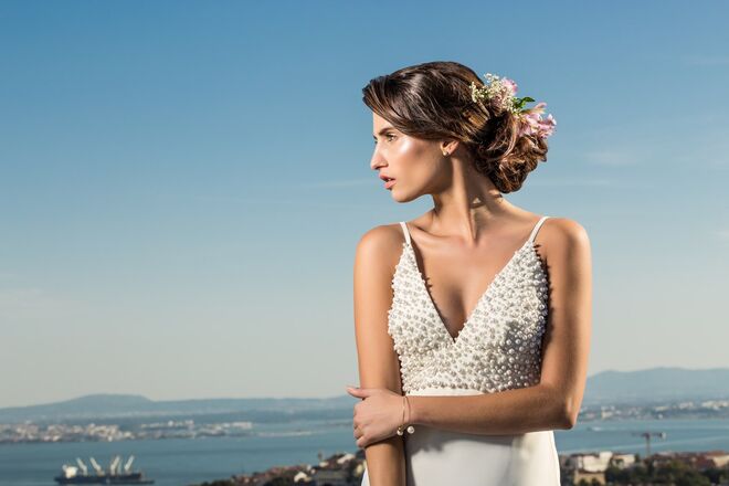 Um apanhado descontraído e romântico. Por ter um grande foco na parte de trás, recomenda-se para vestidos cai-cai, com alças finas ou sem costas.