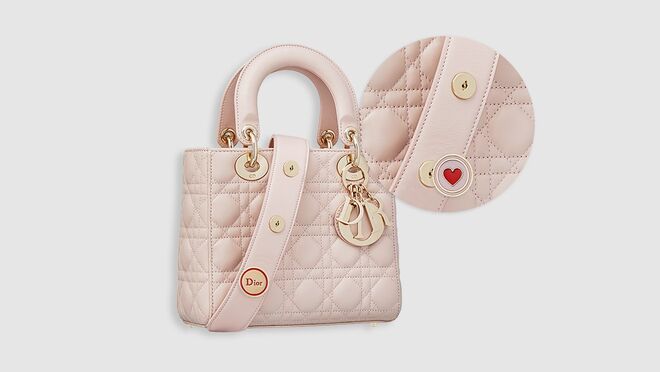 Nova carteira personalizada Lady Dior com pins na alça | O preço da carteira é de 2.500€