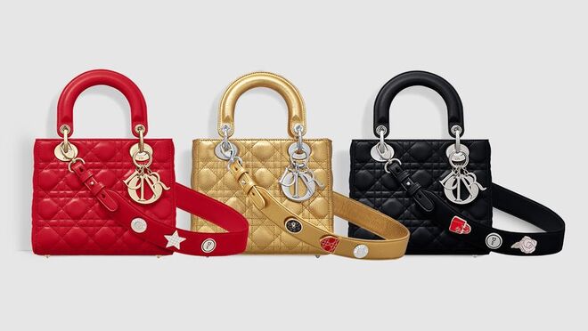 Nova carteira personalizada Lady Dior com pins na alça | O preço da carteira é de 2.500€