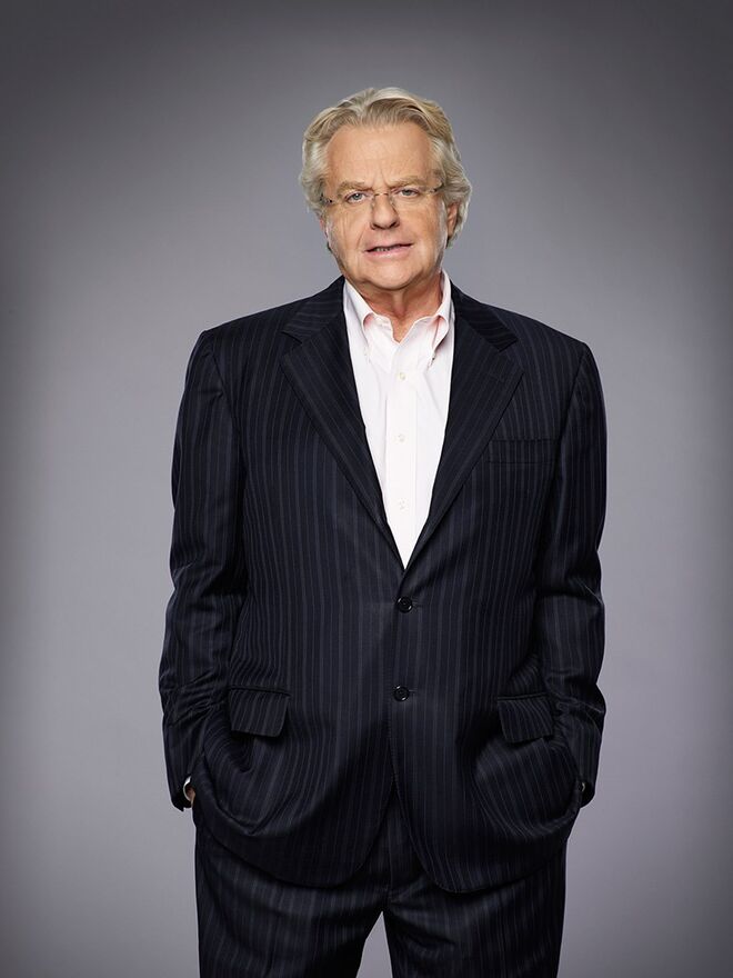 Jerry Springer revelou em entrevista ao Hollywood Reporter que 'Para nós isto é entretenimento, mas Santo Deus, isto é sério. O Donald é um entertainer... Ele não tem conhecimentos, temperamento ou sabedoria para tomar as decisões necessárias.'. 