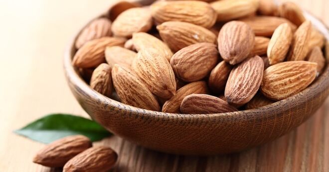 Amêndoas. Símbolo da fertilidade há anos, a amêndoa tem um aroma que despoleta paixão sobretudo nas mulheres. Melhoram o sistema reprodutivo, aumentam a fertilidade e ajudam a uma líbido saudável.