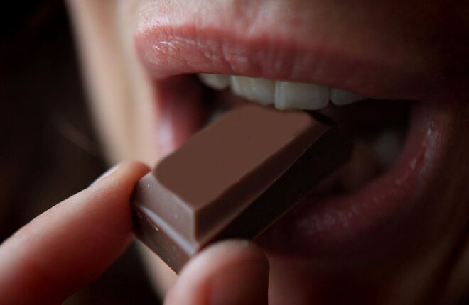 Chocolate. O chocolate preto em particular é um conhecido afrodisíaco. O cacau contém feniletilamina química, um estimulante que produz dopamina no cérebro e potencia sensações de bem-estar e emoção que fazem de imediato o sexo parecer uma óptima ideia. 