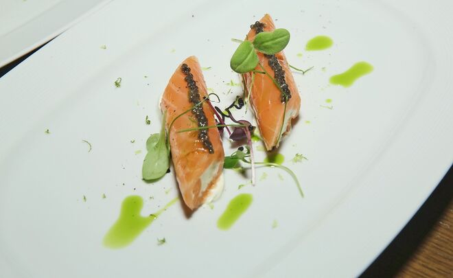 Salmão. Os seus ácidos gordos mantêm o sistema hormonal a funcionar e podem fazer subir os níveis de dopamina no cérebro, potenciando assim os níveis de excitação. 