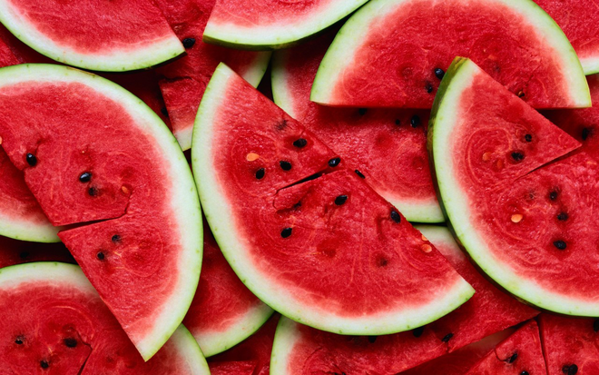 Melancia. Quem não adora melancia? Rica em citrulina, esta fruta de verão é boa para os sistemas cardiovascular e imunitário. A citrulina aumenta o óxido nítrico que expande os vasos sanguíneos para melhor circulação, o que contribui para o aumento do desejo. 