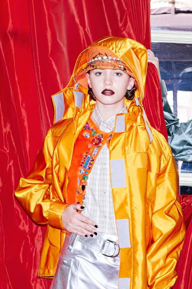 Iris Law na campanha da Miu-Miu Croisiere 2017