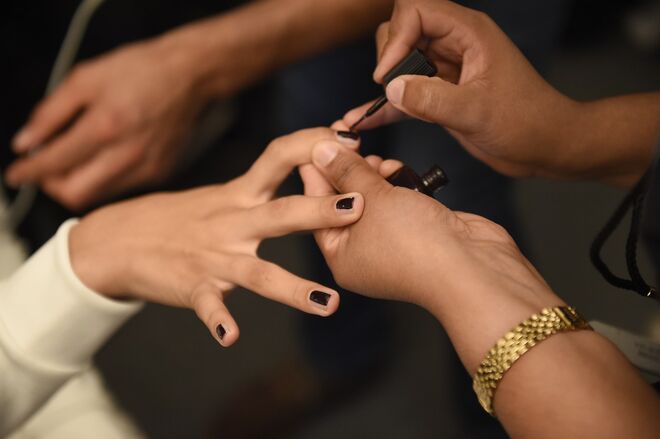 Se não tiver muita habilidade para desenhar estes traços, pode utilizar adesivos para assegurar uma linha certa e nítida.