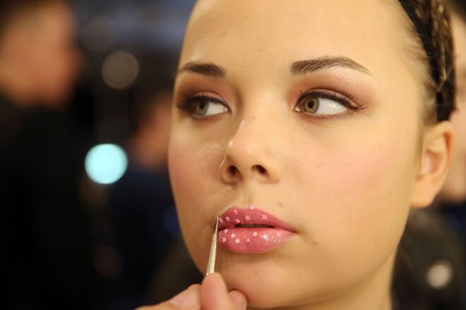 O novo detalhe de beleza, visto backstage antes da apresentação do desfile da designer Lena Hoschek durante o Mercedes-Benz Fashion Week, Berlim