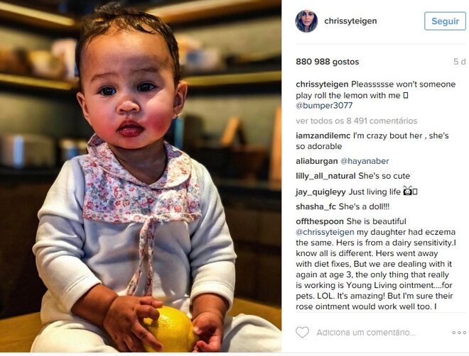 Luna com um babygrow Laranjinha