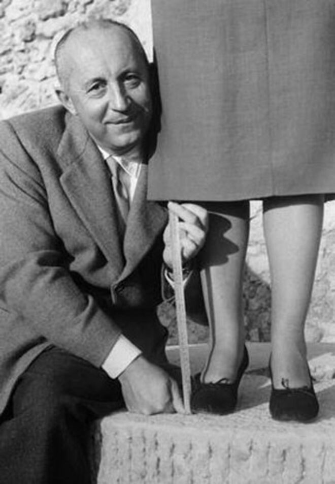 4. "Normalmente as mulheres nunca ligam muito à escolha dos sapatos. Mas a verdadeira prova da elegância de uma mulher é o que tem calçado" Christian Dior
