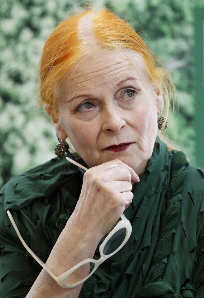 23. "Os sapatos devem ser bem altos para colocar a mulher onde ela merece estar: num pedestal." Vivienne Westwood