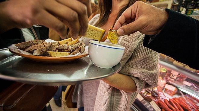 Fazer uma aula de cozinha | A Taste of Lisboa Food Tours organiza workshops que aprofundam os sabores e paladares portugueses. A Aula de Cozinha é uma experiência 2-em-1, já que quem participa aprende a confeccionar vários pratos ao longo de três horas e meia, seguindo –se depois o jantar. 