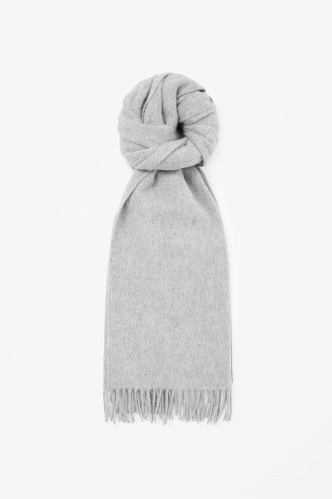 Cachecol, €49, COS