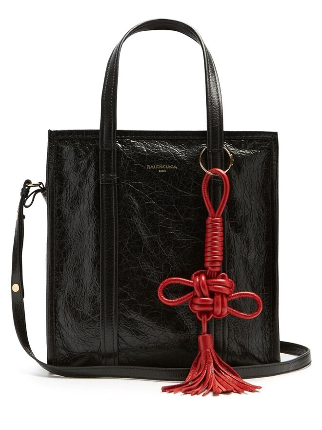 Carteira, €1195, Balenciaga, em matchesfashion.com