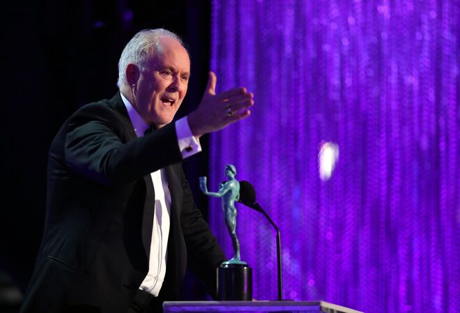 JohnLithgow falou directamente para Meryl Streep, durante o seu discurso, dizendo ‘Ela conseguiu proferir exatamente os meus pensamentos’. Referindo-se claramente ao discurso anti-Trump de Streep durante os Golden Globes deste ano.