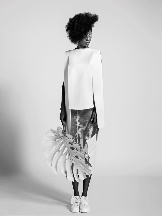 TÃO BRANCO | Stylist: Clara Vianna; Modelo: Thaissa da Elite Lisbon | Top, Cátia Peres. Saia, Inês Silva. Brincos, Brir. Ténis, Stradivarius.