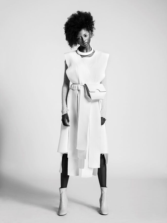 TÃO BRANCO | Stylist: Clara Vianna; Modelo: Thaissa da Elite Lisbon | Vestido, Cátia Peres. Colar, Babilak Bijouterias. Carteira, Cos. Botins, Zara.