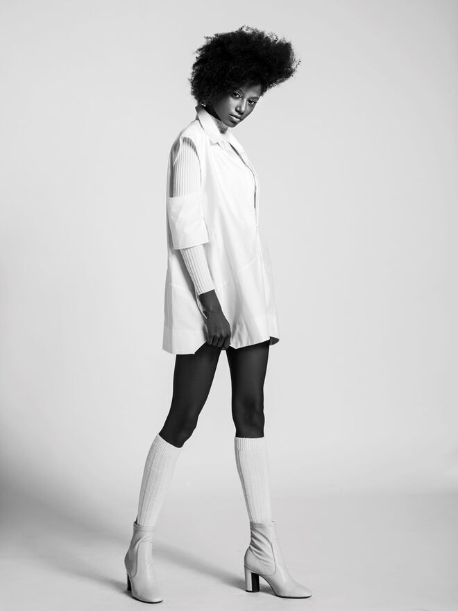 TÃO BRANCO | Stylist: Clara Vianna; Modelo: Thaissa da Elite Lisbon | Camisa, Inês Silva. Camisola e meias, Forever 21. Botins, Zara