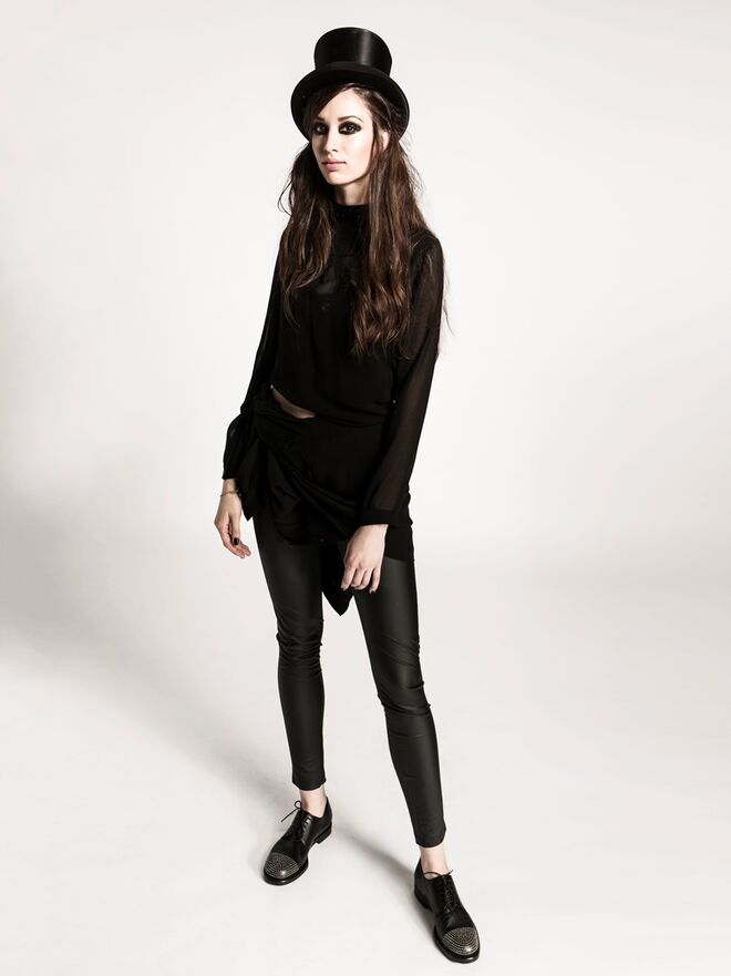 THE COCKIE BLACK STYLE | Stylist: Empar Casanova Plana; Modelo: Ilona Nikol (L'Agence) | Corpete, calças, cartola e sapatos  da produção. Camisa, Carolina Herrera. Camisa usada como saia, Calvin Klein