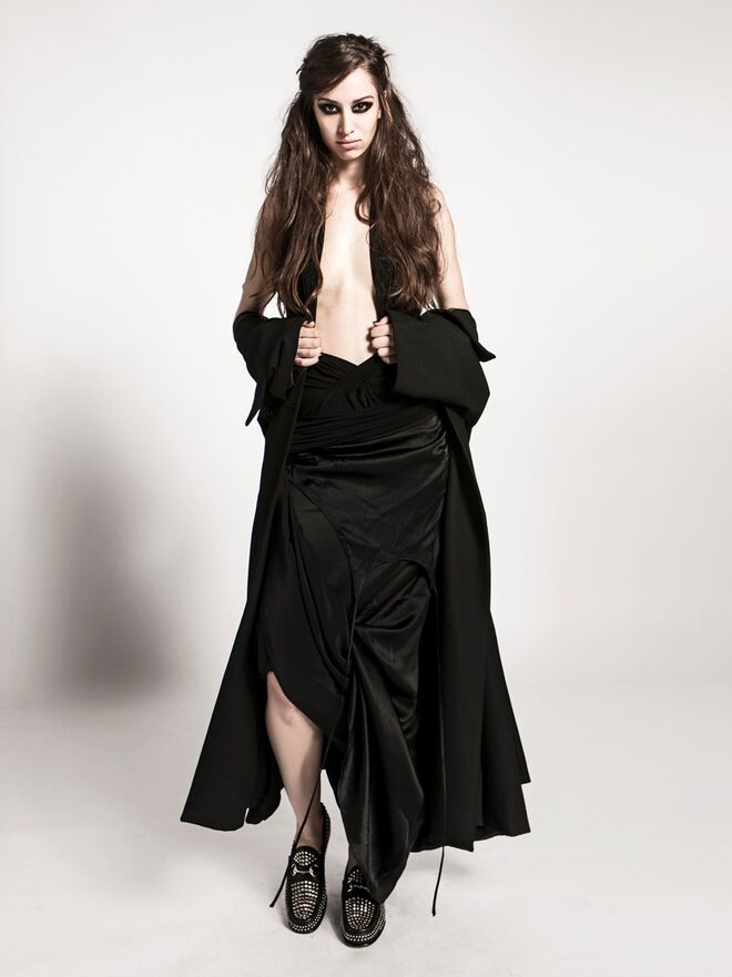 THE COCKIE BLACK STYLE | Stylist: Empar Casanova Plana; Modelo: Ilona Nikol (L'Agence) | Sobretudo, vestidos e mocassins, tudo da produção