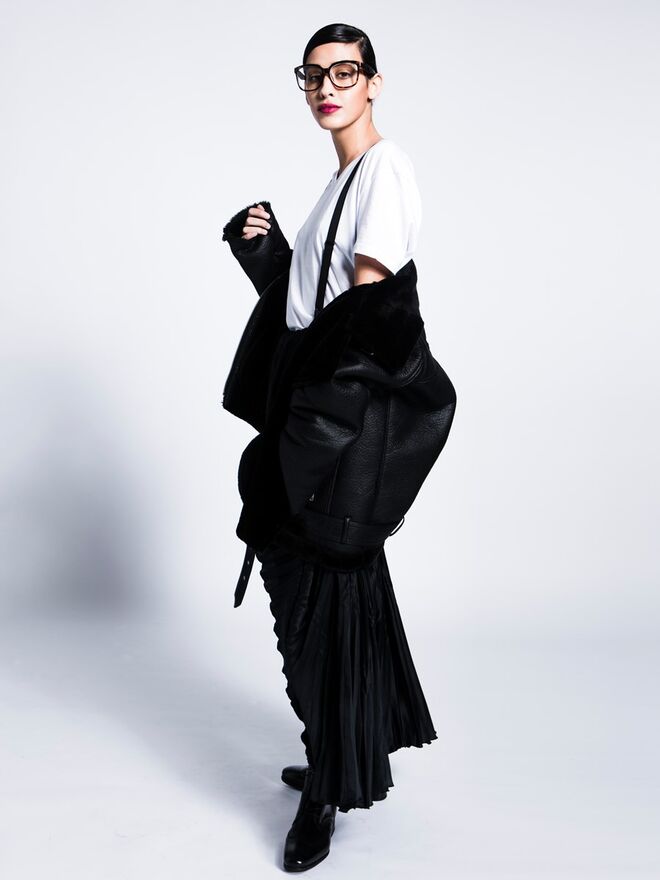 FE-MALE | Stylist: Isabel Quaresma; Modelo: Adriana Costa (Elite Lisbon) | Bomber, t-shirt e suspensórios, Zara. Saia e calças da produção. Óculos, Mango. Sapatos, D’ Ornellas Boots.   