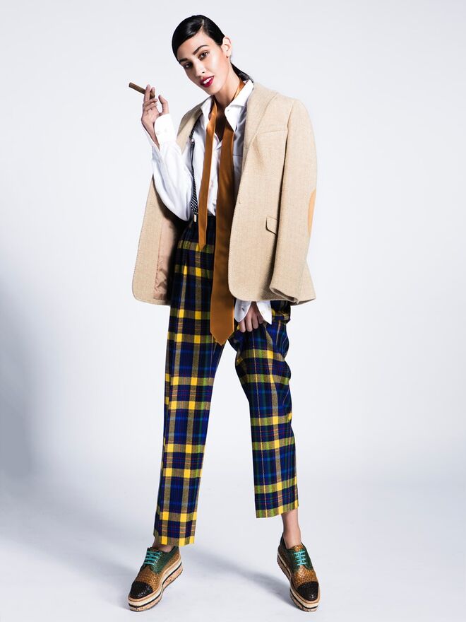 FE-MALE | Stylist: Isabel Quaresma; Modelo: Adriana Costa (Elite Lisbon) | Blazer, Ralph Lauren; calças, Escada; sapatos, Prada; tudo  na Du Chic à Vendre. Camisa, Sacoor Brothers.  Gravata e suspensórios da produção. 