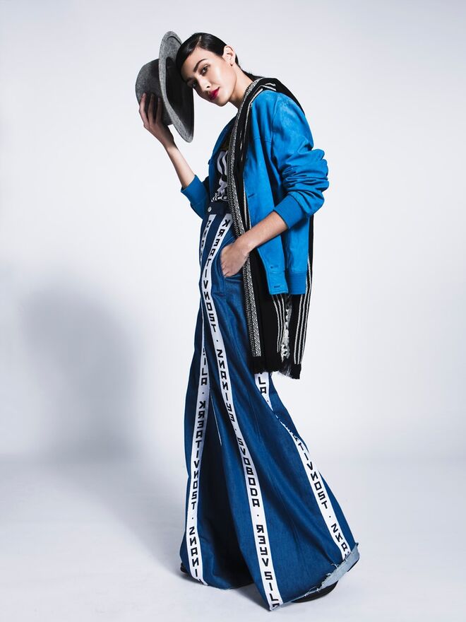 FE-MALE | Stylist: Isabel Quaresma; Modelo: Adriana Costa (Elite Lisbon) | Bomber, American Vitage na Du Chic à Vendre. T-Shirt e éharpe, Zara. Calças MHKA. Chapéu, Primark. Sapatos, D’Ornellas Boots.