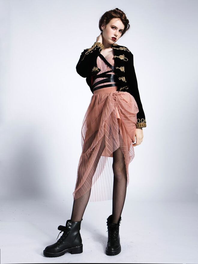 ARMY BALLERINA | Stylist: Joana Marques Caires; Modelo: Duda Proni, L’Agence | Casaco e saia, Zara. Body, Mango. Fitas de cetim da produção. Collants, Primark. Botas, Stradivarius.