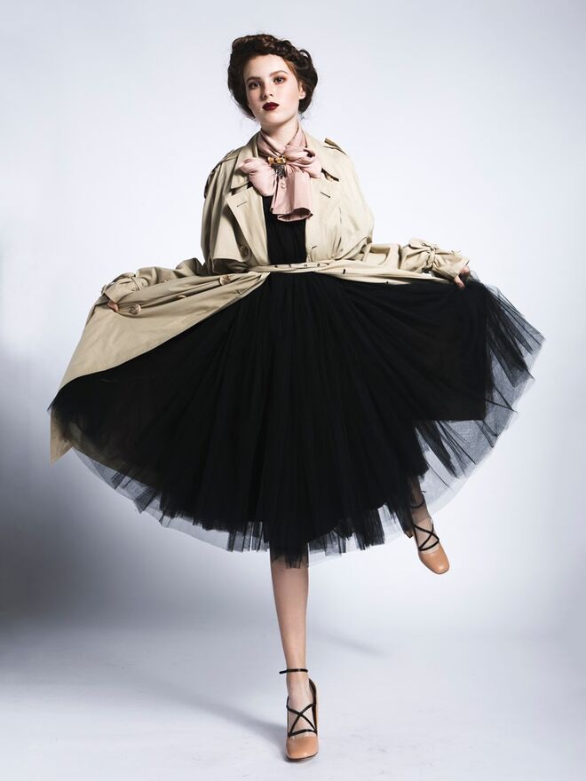 ARMY BALLERINA | Stylist: Joana Marques Caires; Modelo: Duda Proni, L’Agence | Trench coat da produção. Saia usada como vestido, Emanuel; pregadeiras vintage; tudo na Du Chic à Vendre. Body usado como gola e sapatos, Mango.  