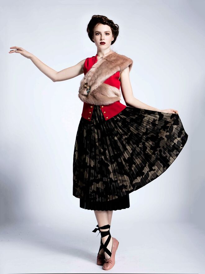 ARMY BALLERINA | Stylist: Joana Marques Caires; Modelo: Duda Proni, L’Agence | Colete, Betty Barclay; pregradeiras vintage; tudo na Du Chic à Vendre. Saia usada como vestido, Stradivarius. Saia estola e sabrinas, Zara. 