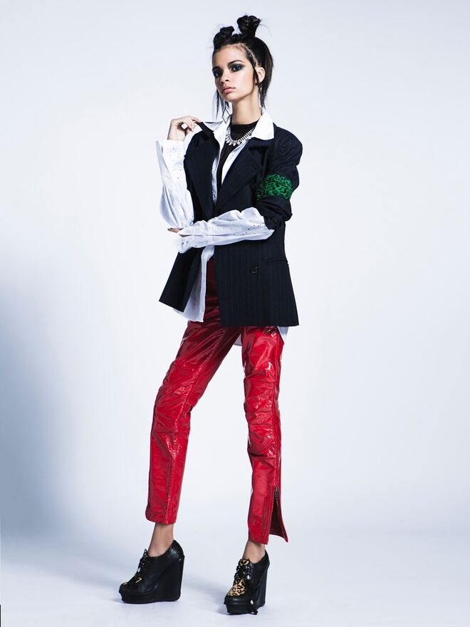 TEDDY PUNK | Stylist: Maria Tavares; Modelo: Layane (Elite) | Blazer, Marella; colar; tudo na Du Chic à Vendre. Camisa, Zara. Camisola interior, calças, brinco, lenço e botins da produção.