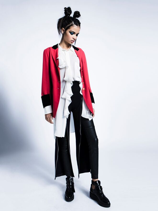 TEDDY PUNK | Stylist: Maria Tavares; Modelo: Layane (Elite) | Blazer, calças azuis e calças em pele da produção. Camisa e botas,Zara