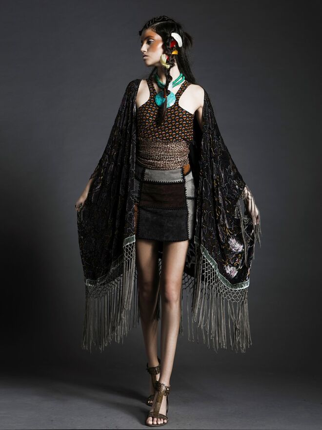 ETHNIC PRINCESS | Styling: Inês Costa; Modelo: Mariana Freitas (L'Agence) | Casaco, macacão usado como top, saia, colar, echarpe usada como cinto e sandálias da produção