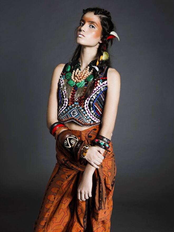 ETHNIC PRINCESS | Styling: Inês Costa; Modelo: Mariana Freitas (L'Agence) | Top, camisa usada como saia, colares e pulsieras da produção
