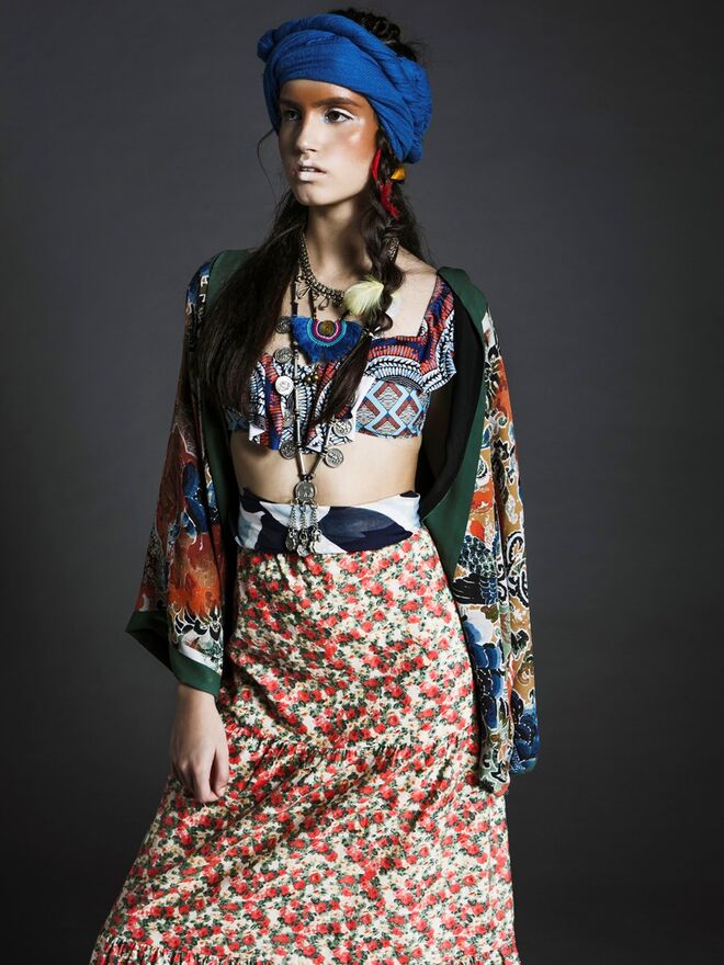 ETHNIC PRINCESS | Styling: Inês Costa; Modelo: Mariana Freitas (L'Agence) | Casaco, biquini, vestido usado como saia, echarpe usada como turbante e colares da produção