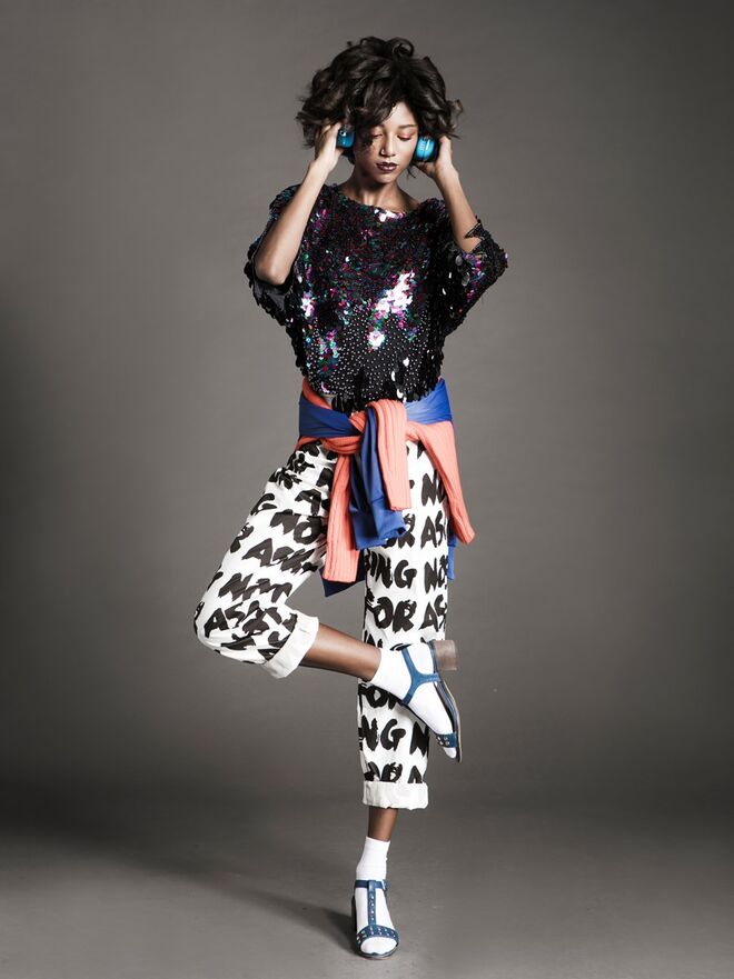 MY STREET MY RULES | Styling: Joana Pereira; Modelo: Thaíssa (Elite Lisbon) | Camisola, Mark Cheung; camisola usada na cintura, Ralph Lauren; tudo na Du Chic à  Vendre.   Casaco usado na cintura, meias e sandálias da produção. Calças, Micaela Sapinho. 