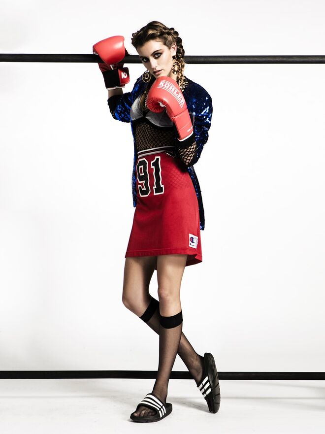 BOXER BABE | Styling : Joana Valadares; Modelo : Andrea Osto, Elite | Blazer vintage; brincos, Karl Lagerfeld; tudo na Du chic à Vendre. Soutien, Zara. Camisola,top usado como saia,meias e chinelos da produção