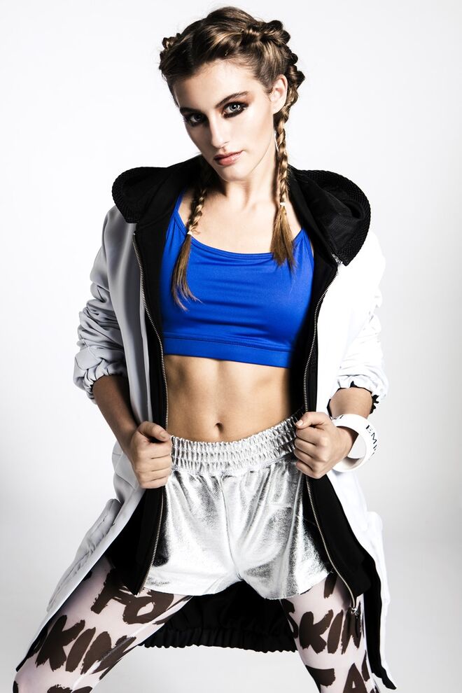 BOXER BABE | Styling : Joana Valadares; Modelo : Andrea Osto, Elite | Casaco cinzento, Inês Silva. Casaco preto, Ana Duarte. Top e calções, Zara.  Catsuit usado como calças, Micaela Sapinho. Pulseira, Emporio Armani na Du Chic à Vendre