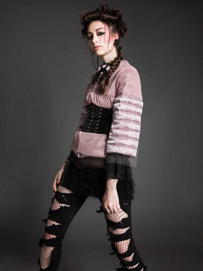 ROCK' N' PINK | Styling: Maria Ana Machado; Modelo: Ilona Nikol (L'Agence) | Top, Mango. Casaco, MaxMara. Body, Zara. Saia, Comprima; brincos vintage; tudo na Du Chic à Vendre. Calças, collants, gargantilha e cinto da produção. 