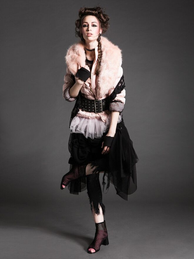 ROCK' N' PINK | Styling: Maria Ana Machado; Modelo: Ilona Nikol (L'Agence) | Colete, Sharmark; casaco, Derhy; cinto, Moschino; tudo na Du Chic à Vendre.  Camisola, saia, calças e sapatos, Zara. Tutu, brincos, gargantilha,  luvas e meias da produção. 