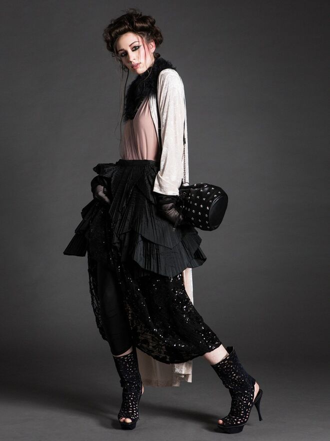 ROCK' N' PINK | Styling: Maria Ana Machado; Modelo: Ilona Nikol (L'Agence) | Robe e estola da produção.  Body e carteira, Mango. Vestido usado como saia, Louis Féraud; Luvas; sandálias, Marni; tudo na Du Chic à Vendre. Saia, Zara. 