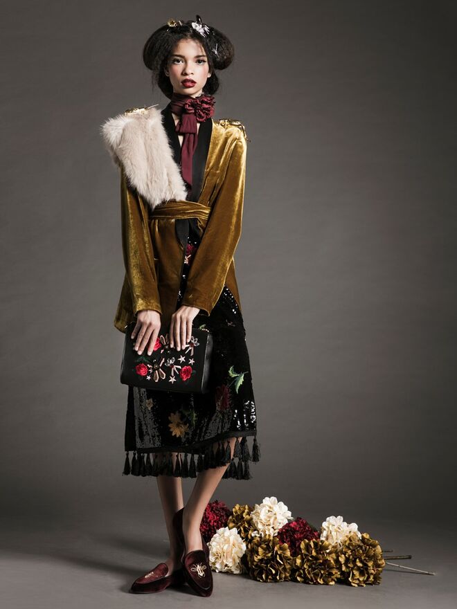 BUGS OF QUEEN | Styling: Nay Alvarez; Modelo: Layane/ Elite Lisbon | Casaco, saia, estola, lenço, carteira e sapatos, tudo Zara. 