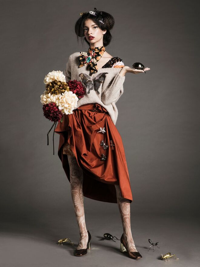 BUGS OF QUEEN | Styling: Nay Alvarez; Modelo: Layane/ Elite Lisbon | Camisola, vestido, saia e sapatos, tudo Zara. Lenço, Du Chic à Vendre. Alfinete, Uterqüe. Pregadeiras na saia, Joalharia Leirijóias. Meias da produção