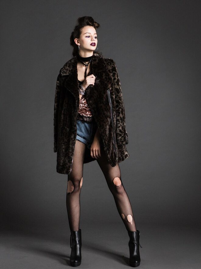 ROCK PRINCESS | Styling: Sofia Inácio; Modelo: Irina Ene (Blast) |  Casaco, calções, brincos, collants e pulseiras, tudo da produçao. Top e botas, Bershka.  Chockers, Primark.