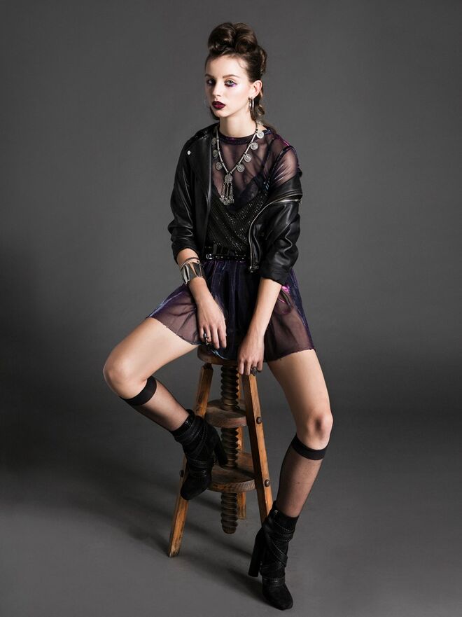 ROCK PRINCESS | Styling: Sofia Inácio; Modelo: Irina Ene (Blast) |  Blusão, Zara. Top, MaxMara; cinto, Já no Fui; botas, Tom Ford; tudo na Du Chic à Vendre. Soutien, Forever 21. Vestido, Bershka. Brincos, colar, pulseiras e meias tudo da produção.  