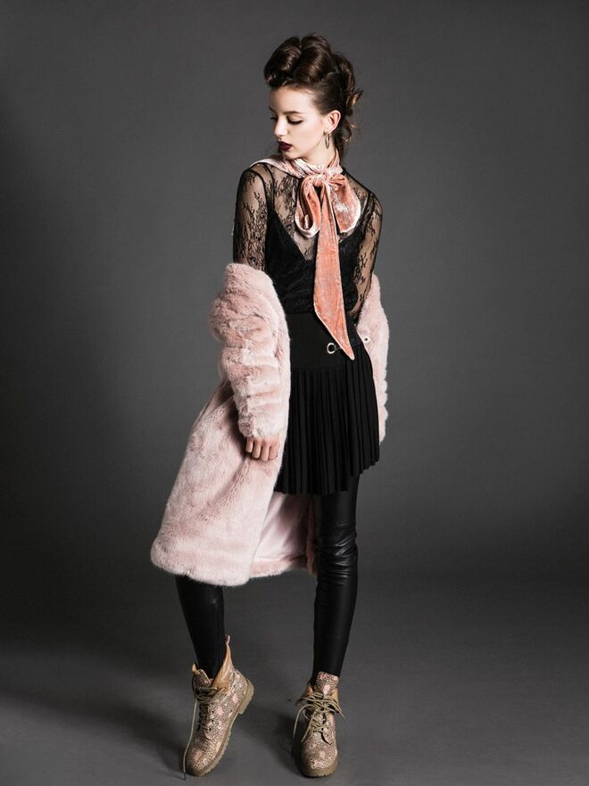 ROCK PRINCESS | Styling: Sofia Inácio; Modelo: Irina Ene (Blast) | Casaco, Bershka. Top e calças, Zara. Camisola, Stradivarius. Saia, Gucci na Du Chic à Vendre.  Brincos e botas da produção. Fita, H&M