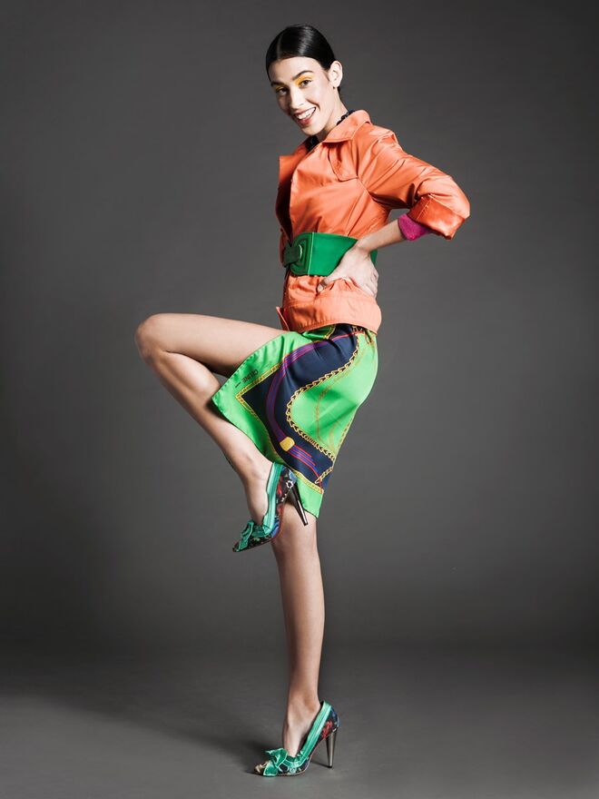 COLOR BOOM | Styling: Joana Graça; Modelo: Adriana Costa (Elite) | Casaco, Carolina Herrera; lenço usado como saia, Céline; sapatos, Lanvin; tudo na Du Chic à Vendre. Cardigan, colares e cinto da produção