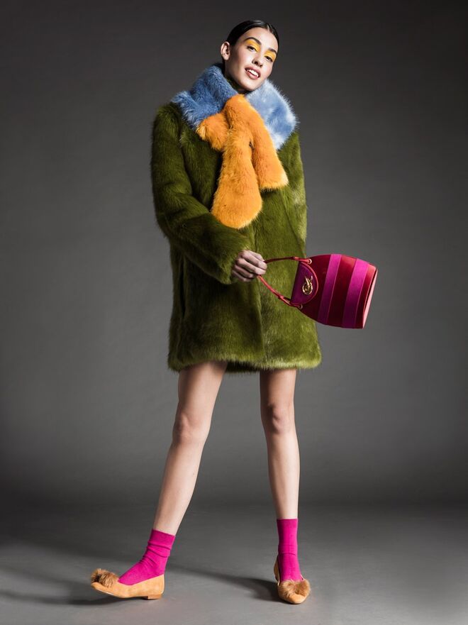 COLOR BOOM | Styling: Joana Graça; Modelo: Adriana Costa (Elite) | Casaco, estola e sabrinas, Zara. Carteira, Christian Lacroix, na Du Chic à Vendre. Meias da produção