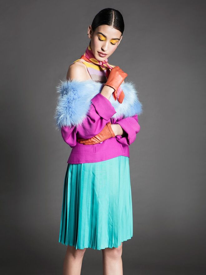 COLOR BOOM | Styling: Joana Graça; Modelo: Adriana Costa (Elite) | Blazer, Scherrer; top, Joseph; saia vintage; lenço, Moschino; luvas, Ulisses; tudo  na Du Chic à Vendre.   Estola da produção.